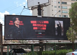 Ningu&eacute;m segura as ARMYs: f&atilde;s pagam por mais um outdoor do BTS 