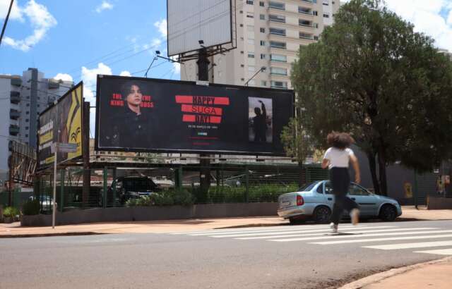 Ningu&eacute;m segura as ARMYs: f&atilde;s pagam por mais um outdoor do BTS 