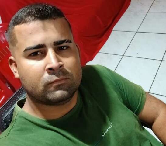 Homem de capacete invade casa, escala parede e executa rapaz a tiros