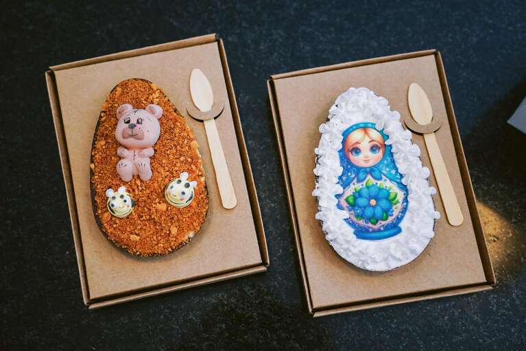 Russa que escolheu MS para viver faz ovos de Páscoa com matrioska