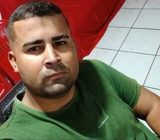 Homem de capacete invade casa, escala parede e executa rapaz a tiros