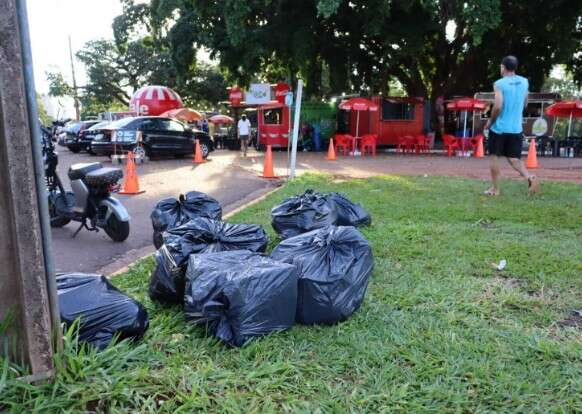 Poder p&uacute;blico &eacute; omisso e desordem reina na porta do principal parque da Capital