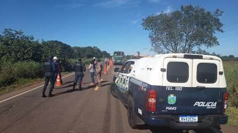 Tr&ecirc;s &ocirc;nibus com trabalhadores se envolvem em acidente na MS-377