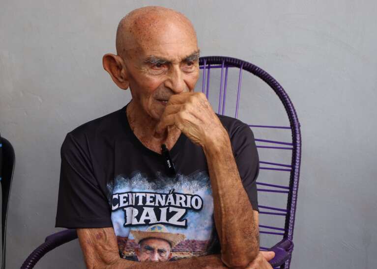 Chico faz 100 anos após 3 picadas de cobra e tomando mocotó todo dia