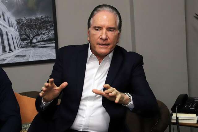 Roberto Justus vai &agrave; C&acirc;mara e apresenta plano para 5 mil casas na Capital