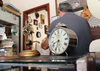 Ronaldo era faxineiro em relojoaria at&eacute; virar dono e cuidar do tempo