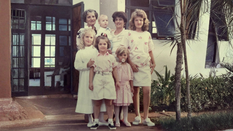 Amizade entre irm&atilde;os e talento de av&oacute; fundaram papelaria h&aacute; 29 anos