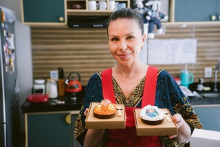 Russa que escolheu MS para viver faz ovos de P&aacute;scoa com matrioska