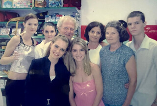 Amizade entre irmãos e talento de avó fundaram papelaria há 29 anos Amizade entre irmãos e talento de avó fundaram papelaria há 29 anos