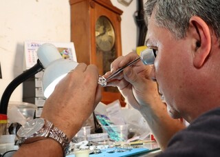 Ronaldo era faxineiro em relojoaria at&eacute; virar dono e cuidar do tempo