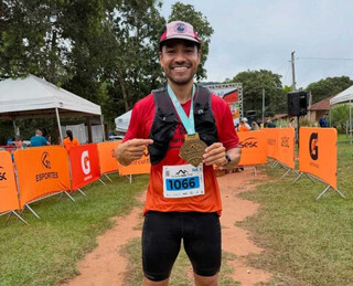 Na contram&atilde;o das canetinhas, Jhonatan perdeu 55 kg 'na ra&ccedil;a'