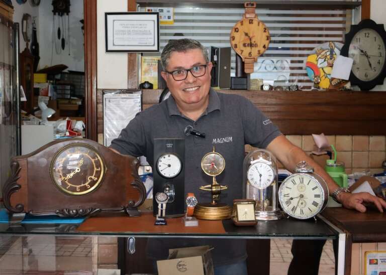 Ronaldo era faxineiro em relojoaria até virar dono e cuidar do tempo