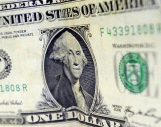 D&oacute;lar cai a R$ 5,24 com al&iacute;vio global ap&oacute;s recuo de tens&atilde;o entre EUA e Ir&atilde;