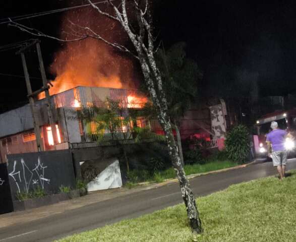 Inc&ecirc;ndio com chamas altas atinge antigo motel desativado