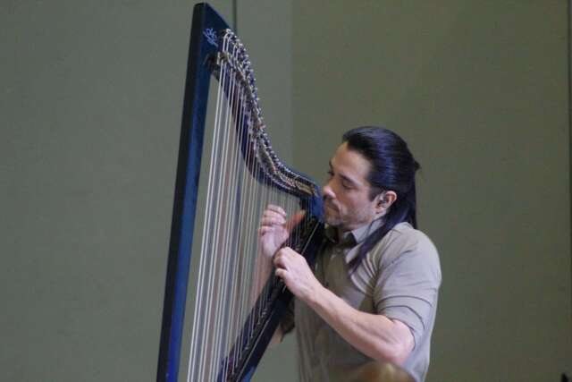 Marcelo Loureiro leva viol&atilde;o, harpa e viola caipira para palco da COP15