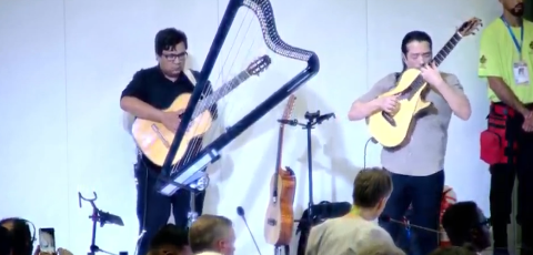 Marcelo Loureiro se apresenta na COP15 com m&uacute;sica tema de Pantanal