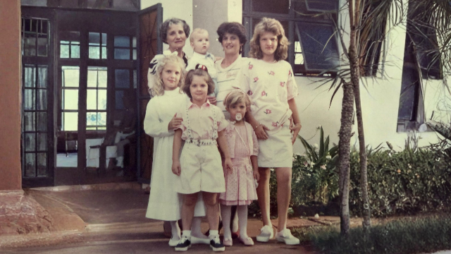 Amizade entre irm&atilde;os e talento de av&oacute; fundaram papelaria h&aacute; 29 anos