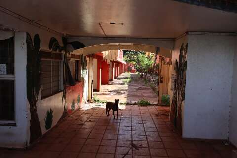 Moradores relatam medo e abandono ap&oacute;s inc&ecirc;ndio em motel desativado