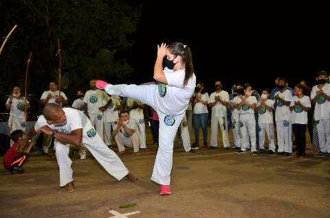 Som do berimbau abre vagas para capoeira gratuita na Casa de Cultura