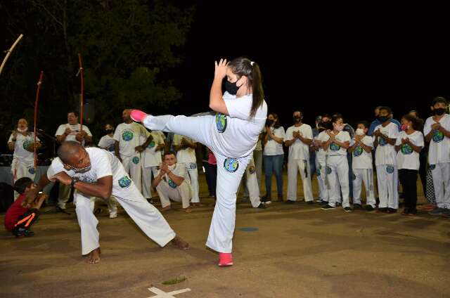 Som do berimbau abre vagas para capoeira gratuita na Casa de Cultura