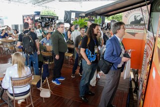 Na COP15, gringo divide prato, estranha carne e ama capivara