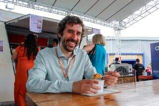 Na COP15, gringo divide prato, estranha carne e ama capivara