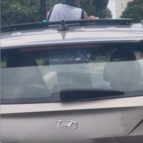 Em show de imprud&ecirc;ncia, crian&ccedil;a &eacute; flagrada em teto solar de carro em movimento