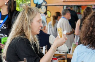 Na COP15, gringo divide prato, estranha carne e ama capivara