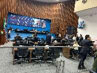 Com 13 votos a favor, Assembleia aprova reajuste de salários