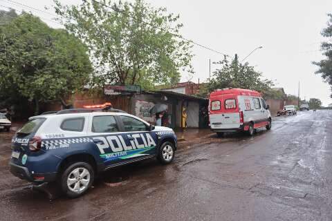 Baleado nas costas, homem cai em cal&ccedil;ada e &eacute; socorrido no Alves Pereira