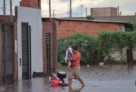 Moradores improvisam obras e v&aacute;lvulas para conter alagamentos em casas