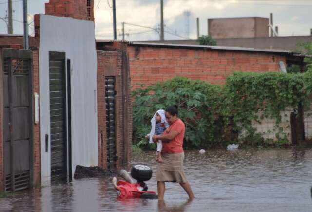 Moradores improvisam obras e v&aacute;lvulas para conter alagamentos em casas
