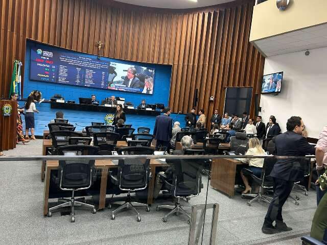 Com 13 votos a favor, Assembleia aprova reajuste de sal&aacute;rios