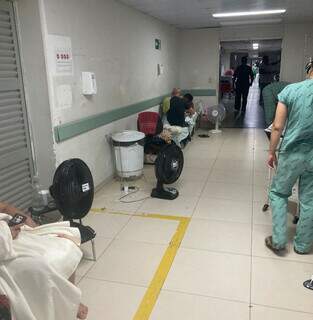 Sem ar-condicionado no Regional, pacientes vivem no calor e levam ventiladores