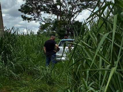 Carro de mulher morta com tiro na testa &eacute; achado em matagal no Jardim Col&uacute;mbia