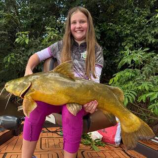 Menina troca celular por pescaria com o pai e fisga ja&uacute; gigante