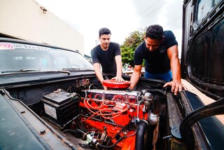A paix&atilde;o de Helinho e Cristian todo dia &eacute; &ldquo;ressuscitar&rdquo; carros antigos