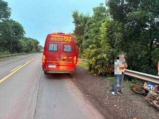 Passageira de moto morre ap&oacute;s ser arremessada em ribanceira em rodovia