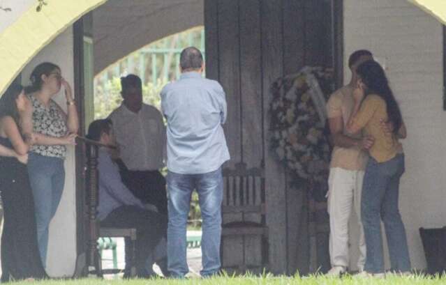 &ldquo;Comprou para morar&rdquo;, diz fam&iacute;lia em vel&oacute;rio de fiscal morto por Alcides Bernal