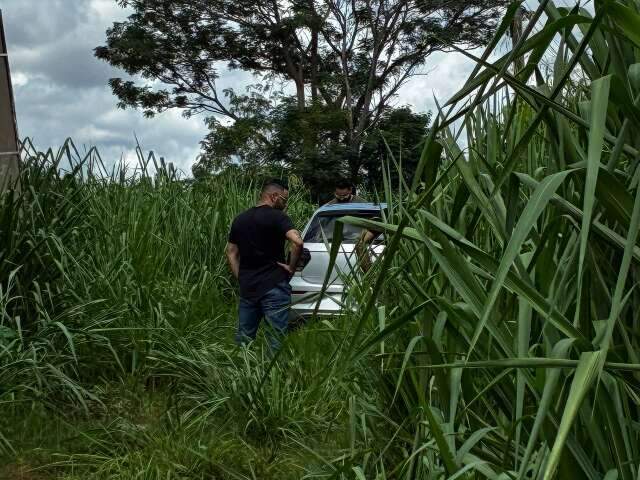 Carro de mulher morta com tiro na testa &eacute; achado em matagal no Jardim Col&uacute;mbia