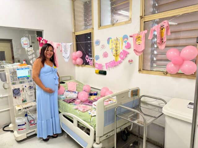 Entre hemodi&aacute;lise e esperan&ccedil;a, gr&aacute;vida ganha ch&aacute; surpresa dentro de hospital