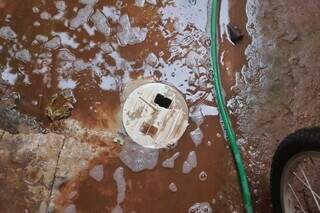 Moradores improvisam obras e v&aacute;lvulas para conter alagamentos em casas