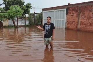 Moradores improvisam obras e v&aacute;lvulas para conter alagamentos em casas