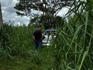 Carro de mulher morta com tiro na testa é achado em matagal no Jardim Colúmbia Carro de mulher morta com tiro na testa é achado em matagal no Jardim Colúmbia