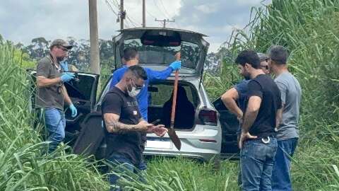 Carro de mulher encontrada morta em matagal tinha vest&iacute;gios de sangue e p&aacute;