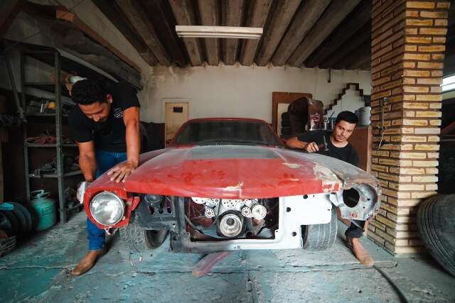 A paix&atilde;o de Helinho e Cristian todo dia &eacute; &ldquo;ressuscitar&rdquo; carros antigos
