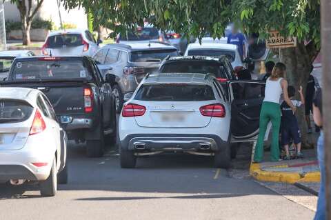 Projeto mira fila dupla, celular ao volante e desrespeito em portas de escolas