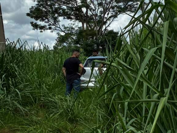 Carro de mulher morta com tiro na testa &eacute; achado em matagal no Jardim Col&uacute;mbia