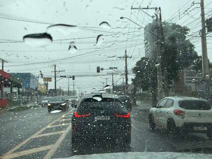 Chuva atinge Campo Grande com chegada de frente fria
