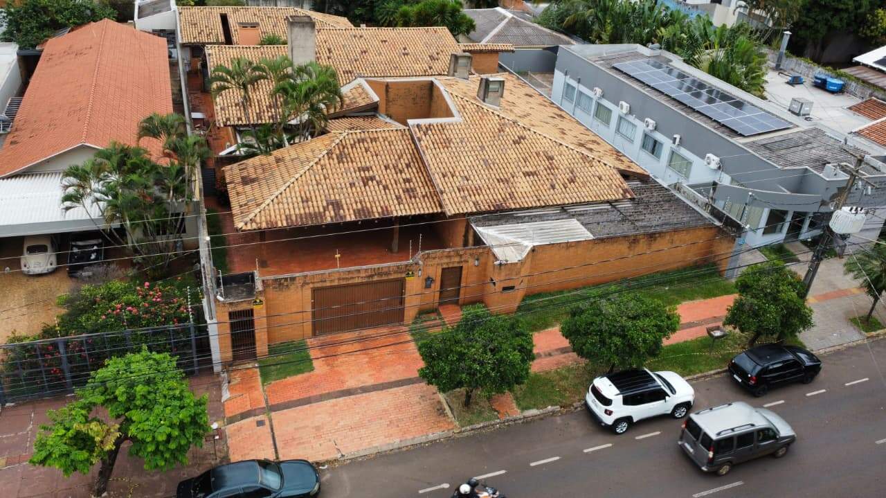 Suíte, piscina e garagem para 6 carros: imóvel que levou fiscal à morte a tiros